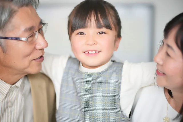 3世代の家族の笑顔——おじいちゃんとお孫さん、お母さん