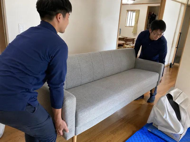 ソファを移動するスタッフ