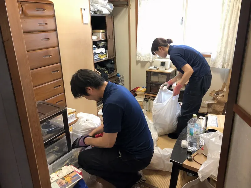 お部屋の片付けをするスタッフ